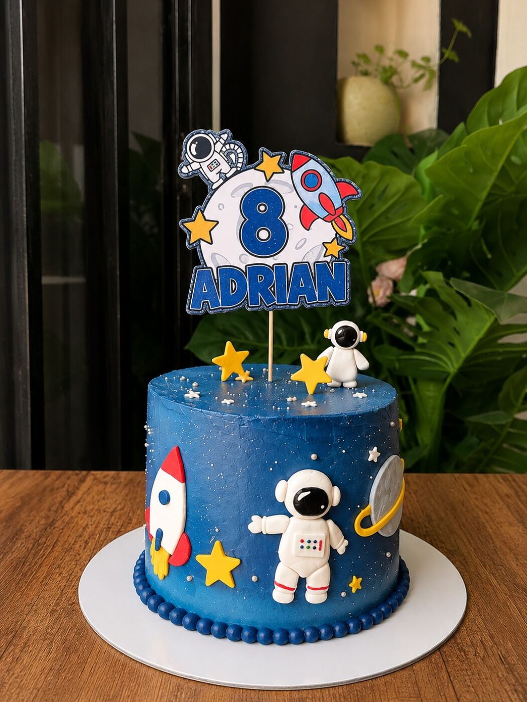 Torta azul espacial con astronauta y cohete
